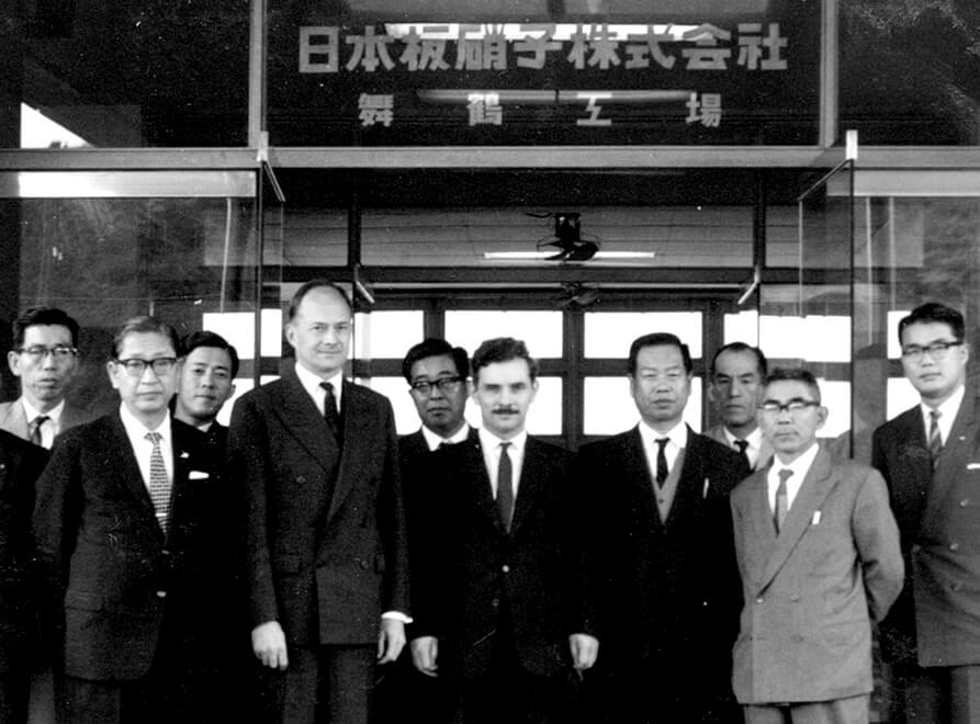 A group photo at the Maizuru Plant (from the front left, Managing Director Takimoto and Sir Alastair Pilkington)