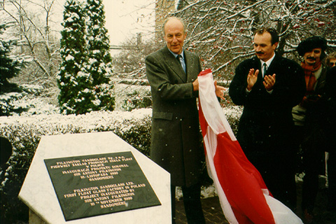 Sir Anthony Pilkington, unveiled the cornerstone of the first Polish Float line in Sandomierz (November 1993).
